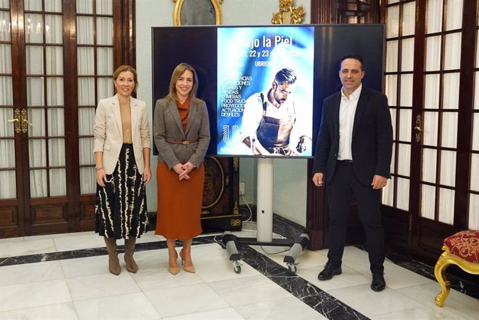 La presidenta de la Diputación de Cádiz, Almudena Martínez, la delegada territorial de Turismo, Cultura y Deporte de la Junta en Cádiz, Tania Barcelona, y el alcalde de Ubrique, Mario Casillas, presentan la Feria de la Piel.