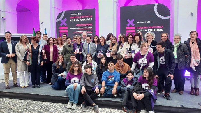Autoridades y distinguidos con los Premios ‘Nuestra provincia por la igualdad' de la Diputación de Badajoz