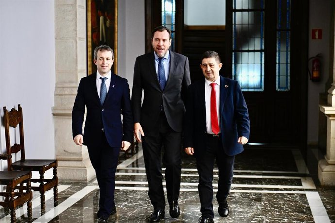 Francisco Reyes (d), junto a Julio Millán y Óscar Puente, a su llegada al acto sobre infraestructuras.