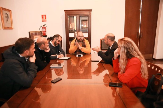 Javier Bello con alcaldes de la Sierra.