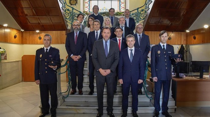 El ministro de Transportes, Óscar Puentes (c) , en su visita al Ayuntamiento de Jaén.