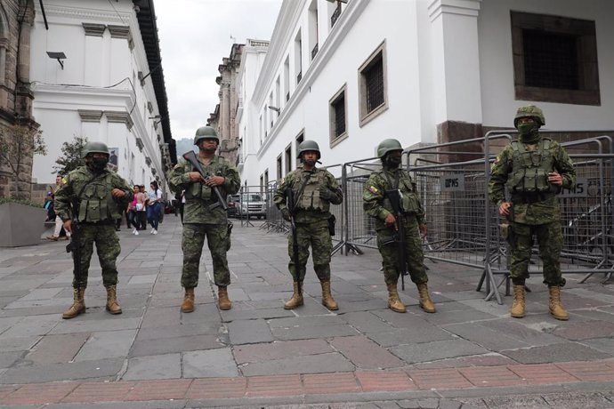 Archivo - Despliegue de militares junto al palacio presidencial en Quito, Ecuador