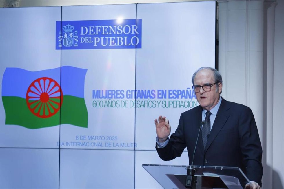El Defensor del Pueblo, Ángel Gabilondo, ha manifestado este viernes que "las mujeres gitanas constituyen una comunidad que no se rinde a estereotipos ni a tópicos, que no se deja reducir a clichés predeterminados", en un acto por el Día de la Mujer.