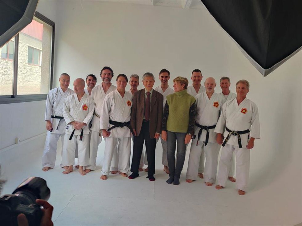 Los 'Sensei' Juan Ferre y Alejandro Garriga del centro de artes marciales Okinawa Budo Kaisai en Murcia junto a Toshio Tamano y otros maestros