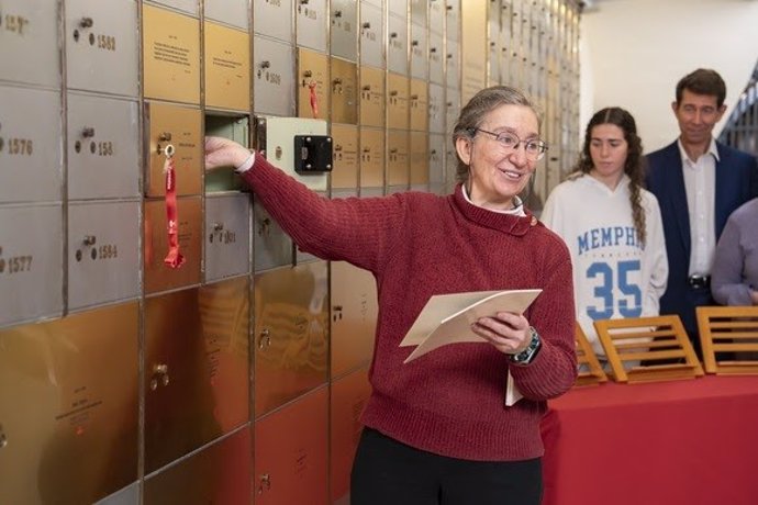 La nieta de la poeta Ángela Figuera, Ana Figuera, introduce parte del legado in memoriam de la autora en la caja número 1.600.