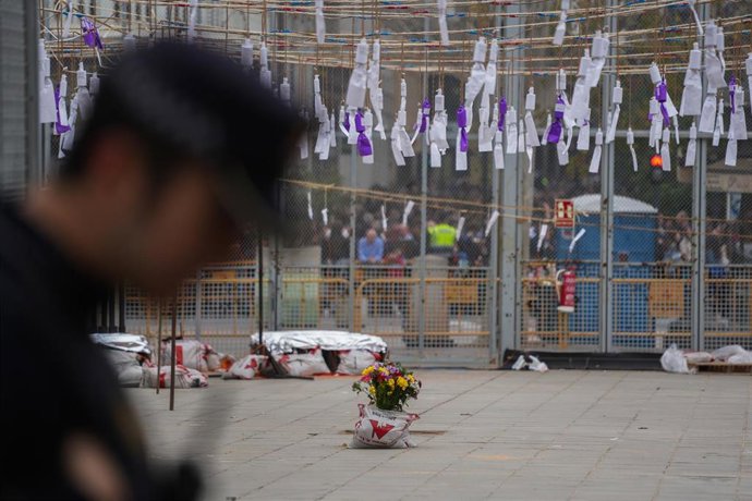 Imagen de la 'mascletà' de las Fallas 2025 disparada por la Pirotecnia Marti en la plaza del Ayuntamiento de València, dedicada al pirotécnico de Alicante Pedro Luis Sirvent tras su fallecimiento en la explosión e incendio de su empresa.