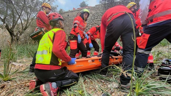 Bomberos rescatan a un ciclista herido tras un accidente.