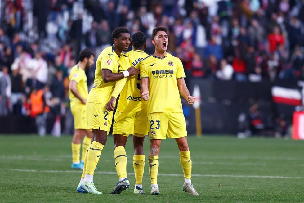 Sergi Cardona celebra un gol con el Villarreal CF en LaLiga EA Sports 24-25