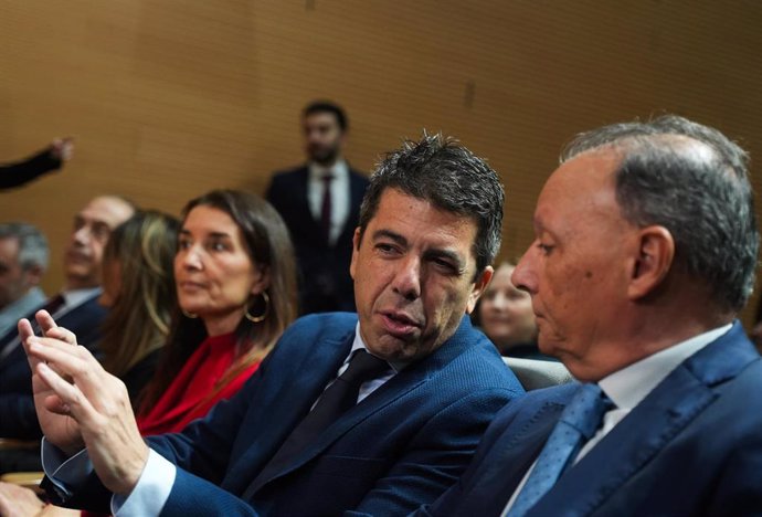 (I-D) La consellera de Hacienda, Ruth Merino, el presidente de la Generalitat, Carlos Mazón, y el presidente de la CEV, Salvador Navarro, en la presentación del decreto que regula dos mecanismos contemplados en la Ley de Simplificación Administrativa