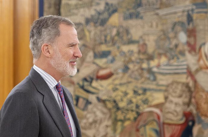 El Rey Felipe VI llega a la audiencia de la LXXIII promoción del cuerpo superior de técnicos comerciales y economistas del Estado (TCEE), en el Palacio de la Zarzuela, a 6 de marzo de 2025, en Madrid (España). La promoción número 73, dependientes del Mini