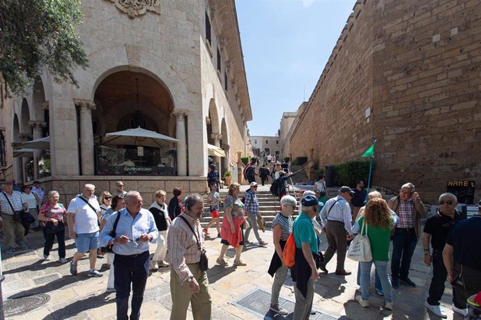 Archivo - Varios turistas en una calle de Palma de Mallorca, a 16 de abril de 2024, en Palma de Mallorca, Mallorca, Baleares (España).