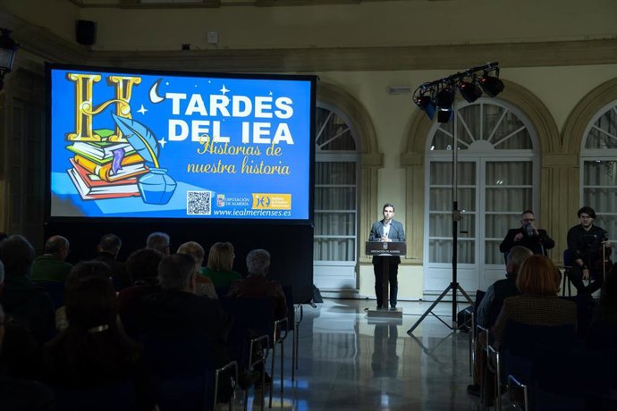El diputado provincial de Almería, Carlos Sánchez, durante la presentación del proyecto editorial 'Historia de Almería'.