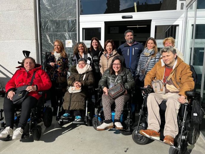 El Ayuntamiento coloca puertas automáticas en el centro cívico Hegoalde a propuesta de Eginaren Egiñez