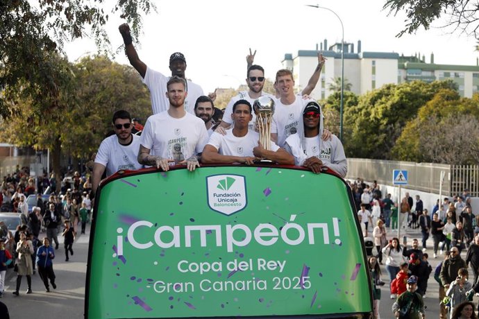 El club malagueño Unicaja celebra su victoria de la Copa del Rey de Baloncesto.