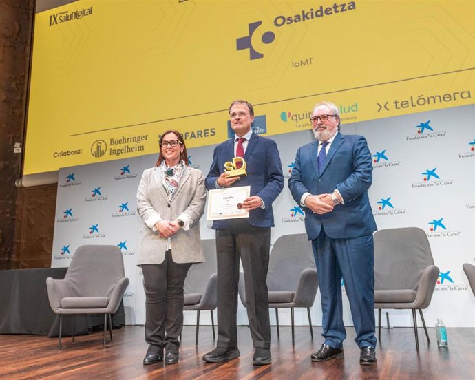 El consejero vasco de Salud, Alberto Martínez, recoge el Premio Salud Digital a un proyecto de ciberseguridad de Osakidetza.