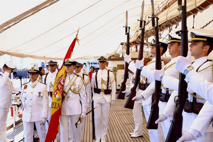 Princesa Leonor como porta-bandeira no juramento da bandeira a bordo do navio de treinamento "Juan Sebastián Elcano" durante sua escala em Montevidéu.