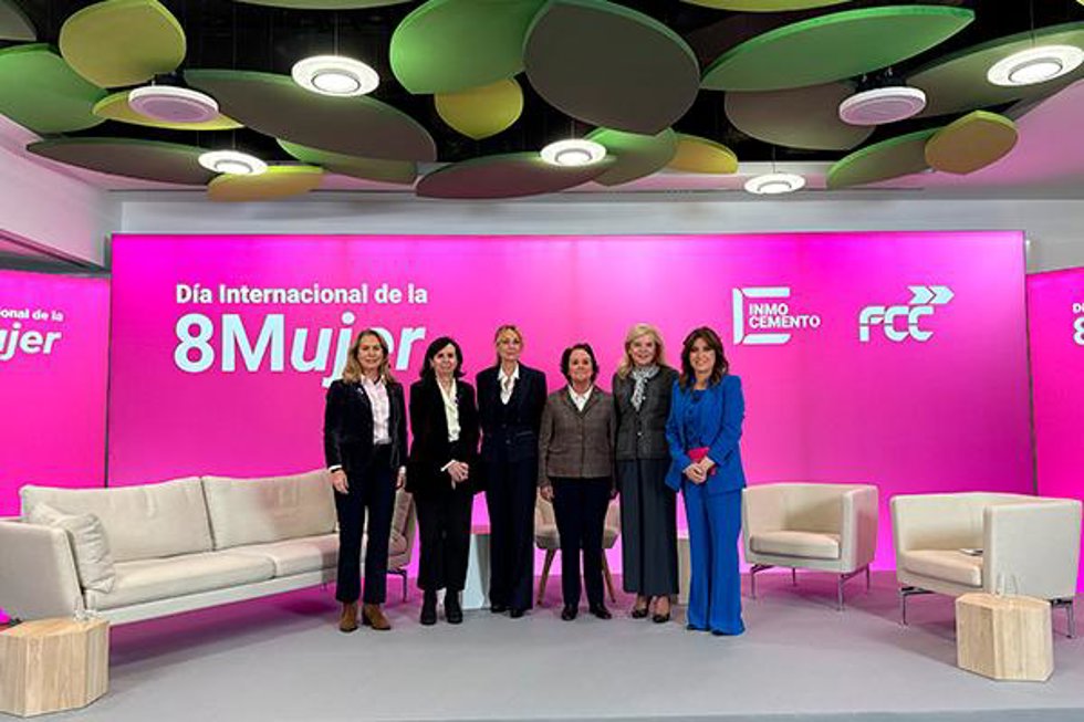 Foto de familia en el acto del Día Internacional de la Mujer
