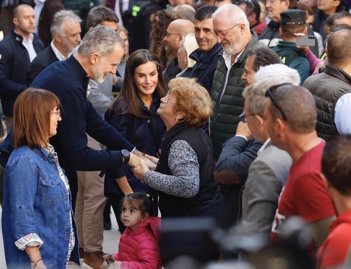 Archivo - Los Reyes Felipe VI y Letizia saludan a los vecinos durante la visita a la localidad de Chiva, tres semanas después de la DANA, a 19 de noviembre de 2024. Imagen de archivo.