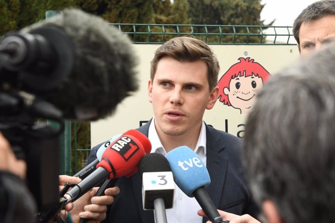 El presidente de la asociación La Bressola, Guillem Nivet, en declaraciones a periodistas