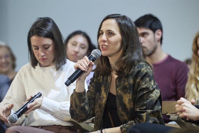 La secretaria política de Podemos y eurodiputada, Irene Montero (i), y la secretaria general de Podemos y diputada, Ione Belarra (d), durante un acto de Podemos, en el espacio Próxima Estación, a 6 de marzo de 2025, en Madrid (España).