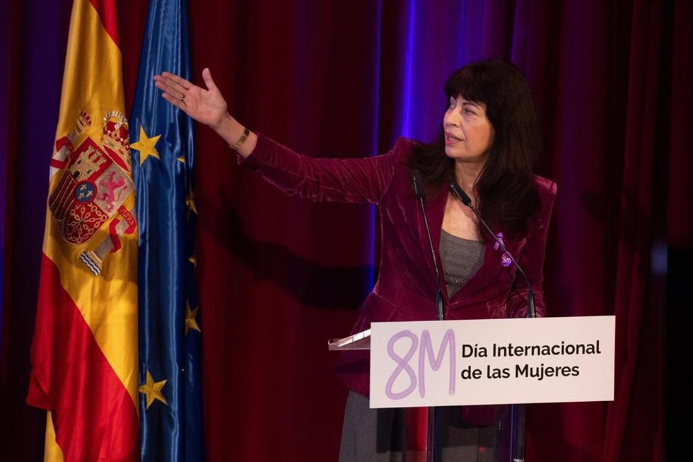 La ministra de Igualdad, Ana Redondo, durante la clausura del acto institucional con motivo del Día Internacional de las Mujeres, en el Auditorio del Museo del Prado, a 7 de marzo de 2025, en Madrid (España). 