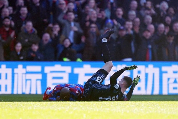 Liam Roberts y Jean-Philippe Mateta tras el incidente en el Millwall-Crystal Palace