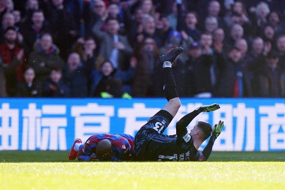 Liam Roberts y Jean-Philippe Mateta tras el incidente en el Millwall-Crystal Palace