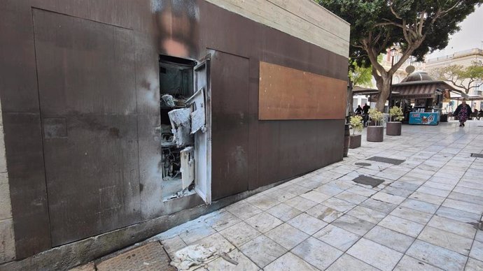Cuadro eléctrico incendiado en la parte posterior de acceso a los Refugios de la Guerra Civil de Almería.