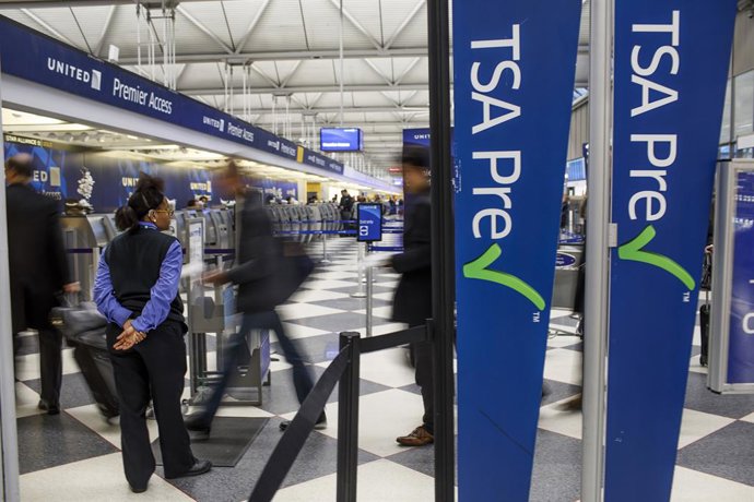 Archivo - Arquivo - 20 de janeiro de 2025: Passageiros passam pela entrada de um TSA PreCheck no Terminal Um do Aeroporto Internacional O'Hare em 1º de fevereiro de 2017, em Chicago.