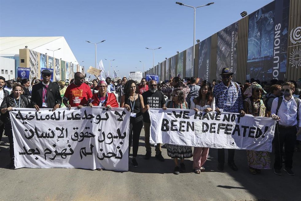 Archivo -  Varios miembros de la famialia del activista egipcio Alaa Abdelfatá durante una protesta para exigir su liberación.