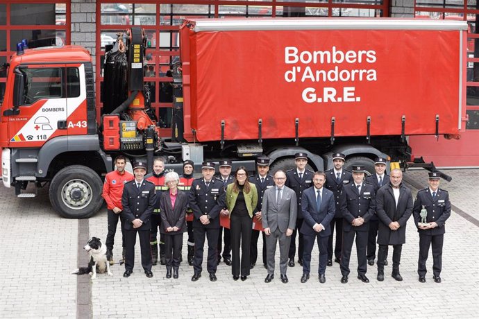 Las autoridades y directivos del cuerpo de bomberos durante la celebración del patrón.