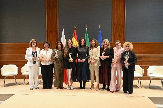 La alcaldesa de Almería, María del Mar Vázquez, junto a las ocho mujeres reconocidas por el Ayuntamiento de Almería con motivo del 8M.