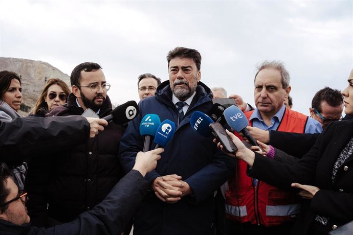 El alcalde de Alicante, Luis Barcala, atiende a los medios de comunicación el jueves 6 de marzo tras la explosión registrada en Pirotecnia Sirvent.