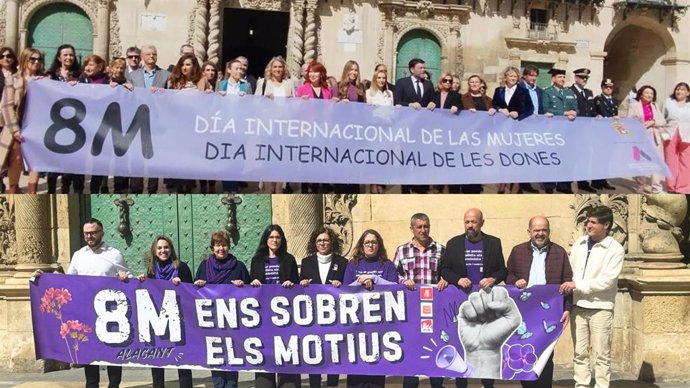 En la parte superior de la imagen, pancarta exhibida por los concejales del gobierno local del PP. En la inferior, la desplegada por PSPV, Compromís y EU-Podem.