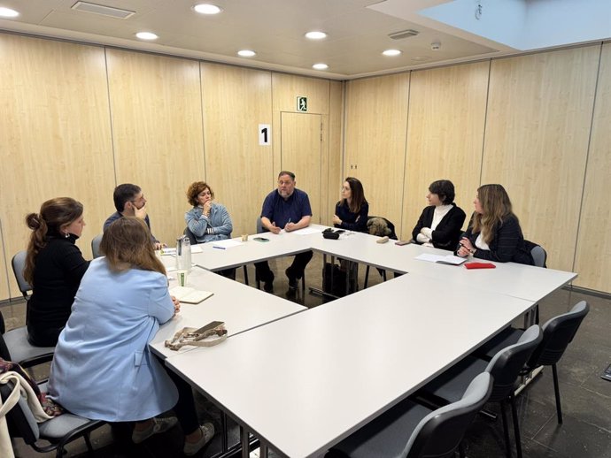 El president d'ERC, Oriol Junqueras, i la secretària general dels republicans, Elisenda Alamany, reunits amb les coordinadores dels Comuns, Candela López i Gemma Tarafa