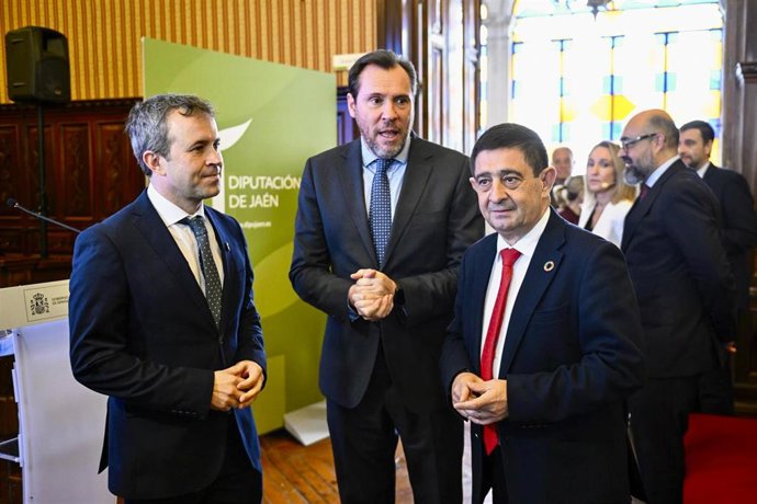 El ministro de Transportes y Movilidad Sostenible del Gobierno de España, Óscar Puente, junto al alcalde de Jaén, Julio Millán, y el presidente de la Diputación de Jaén, Francisco Reyes.