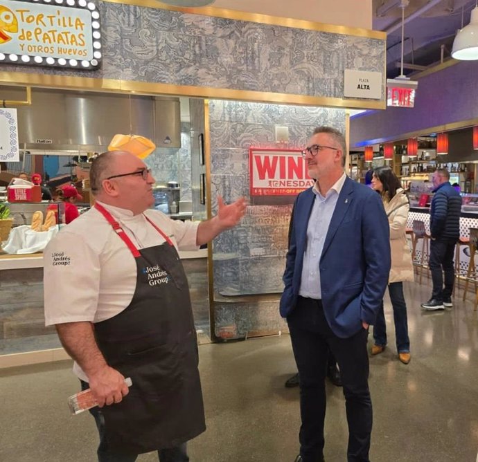 Imagen de Jordi Andrés, hermano del cocinero José Andrés, a la izquierda en la imagen con el diputado provincial de Desarrollo de Granada, Antonio Díaz, en el mercado Little Spain