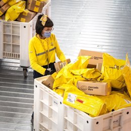 Archivo - Trabajadora de Mercado Libre