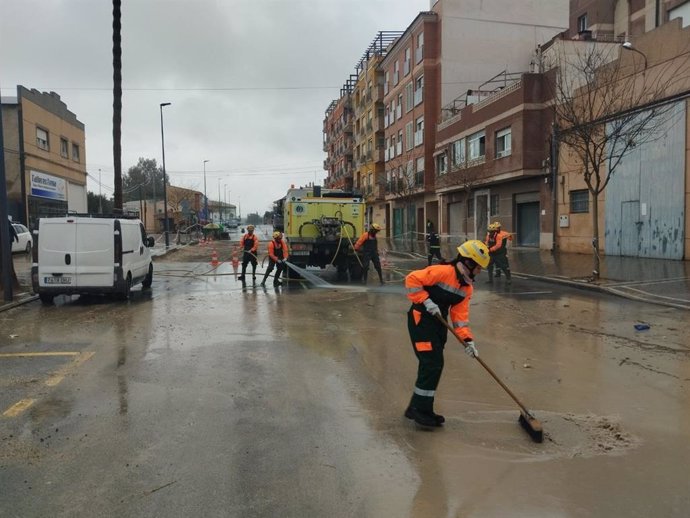 El Operativo De La Consejería De Medio Ambiente, Universidades, Investigación Y Mar Menor Interviniendo En Una De Las Vías Afectadas Por Las Lluvias En Lorca.