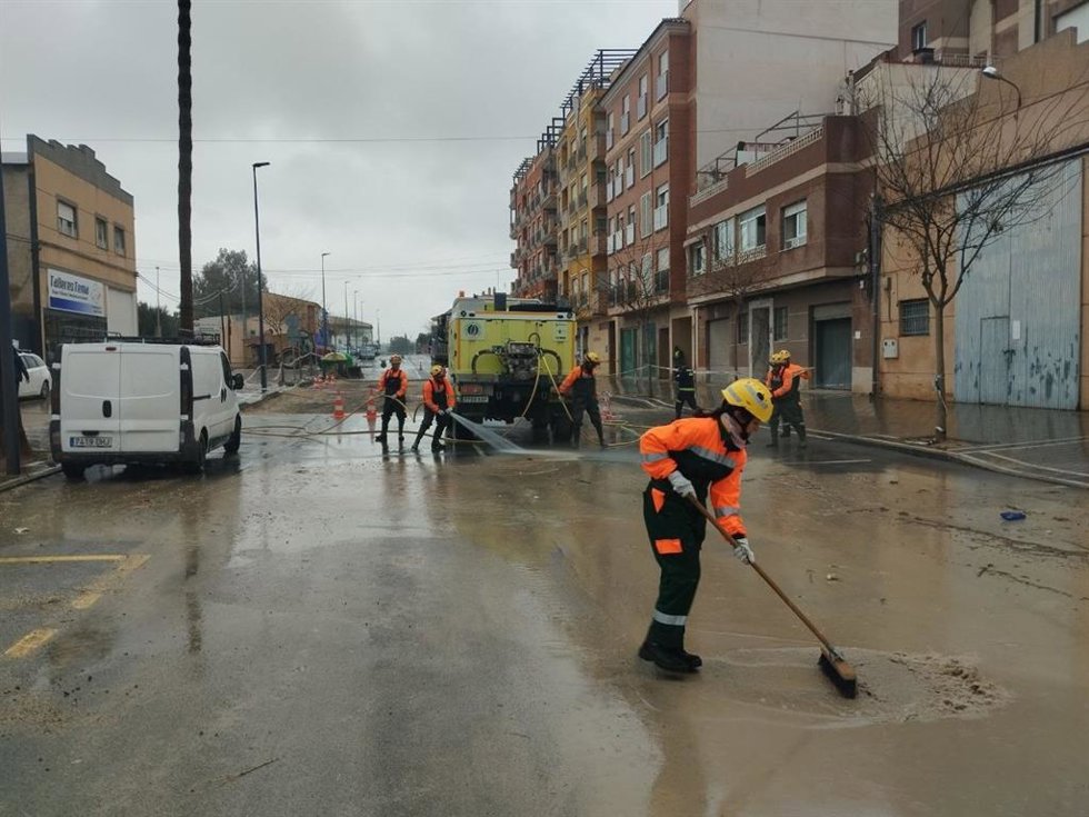 El Operativo De La Consejería De Medio Ambiente, Universidades, Investigación Y Mar Menor Interviniendo En Una De Las Vías Afectadas Por Las Lluvias En Lorca.