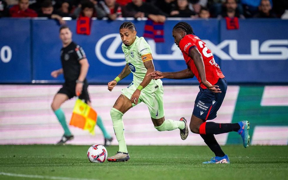 Raphinha y Boyomo durante el Osasuna - Bara de la primera vuelta