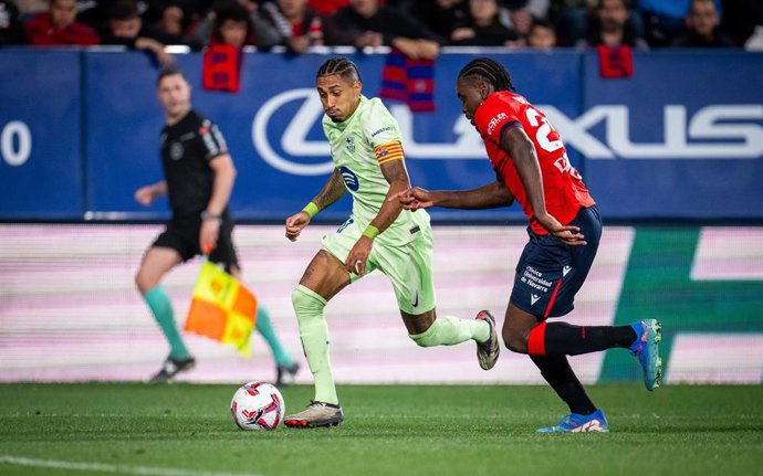 Raphinha y Boyomo durante el Osasuna - Barça de la primera vuelta