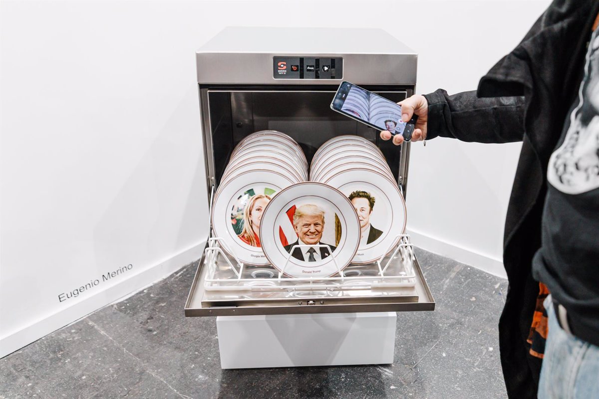 They sell in Arco 2025 two copies of the dishwasher with the faces of Trump, Musk or Abascal, by Eugenio Merino