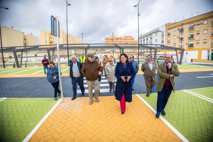 La alcaldesa de San Fernando, Patricia Cavada, visita el aparcamiento táctico de Manuel de Falla con Ronda del Estero.