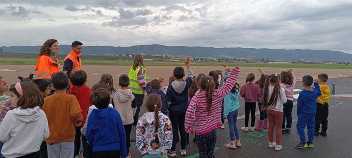 El Aeropuerto de Córdoba se convierte en aula para 90 alumnos del colegio Juan de Mena.