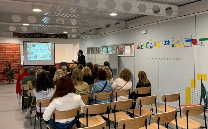 Primera charla del ciclo 'Los viernes con salud al mercado'.