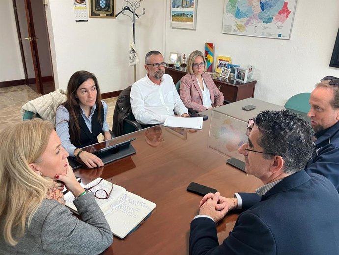 Eva Pajares con los alcaldes de Barbate y Tarifa.