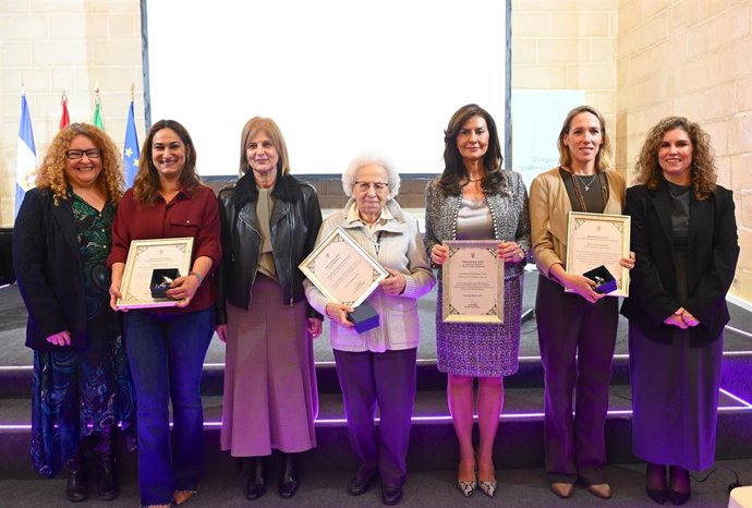 La alcaldesa de Jerez, María José García-Pelayo, junto a las mujeres galadornadas con el Premio Racimo.