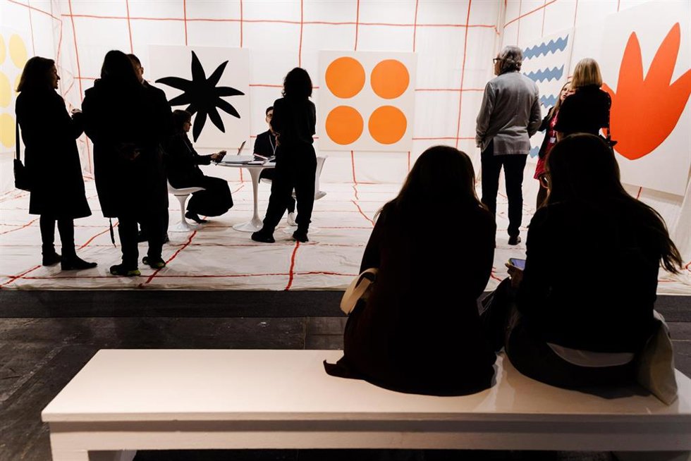 Varias personas observan una obra en la feria ARCO Madrid 2025, en IFEMA Madrid, a 5 de marzo de 2025, en Madrid (España). Este año se celebra la 44 edición con el Amazonas como proyecto central. El programa comisariado por Denilson Baniwa y María Will