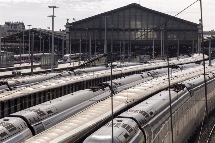 March 7, 2025, Paris, France, France: Paris, France March 7, 2025 - Total disruption of rail traffic at the Gare du Nord following the discovery of a World War II-era bomb on the nearby tracks in Saint-Denis, (2.5 kilometers north of the station). Eurosta